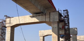 Кран се срути върху влак в Тайланд