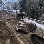 7 машини се опитват да разчистят пътя Стойките – Широка лъка Падналата скална маса