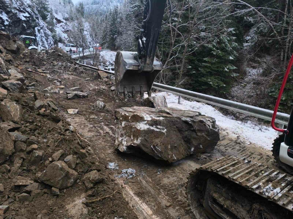 7 машини и екипи на пътноподдържащата фирма работят по разчистването