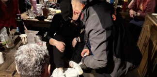 Планински спасители помагат на жената