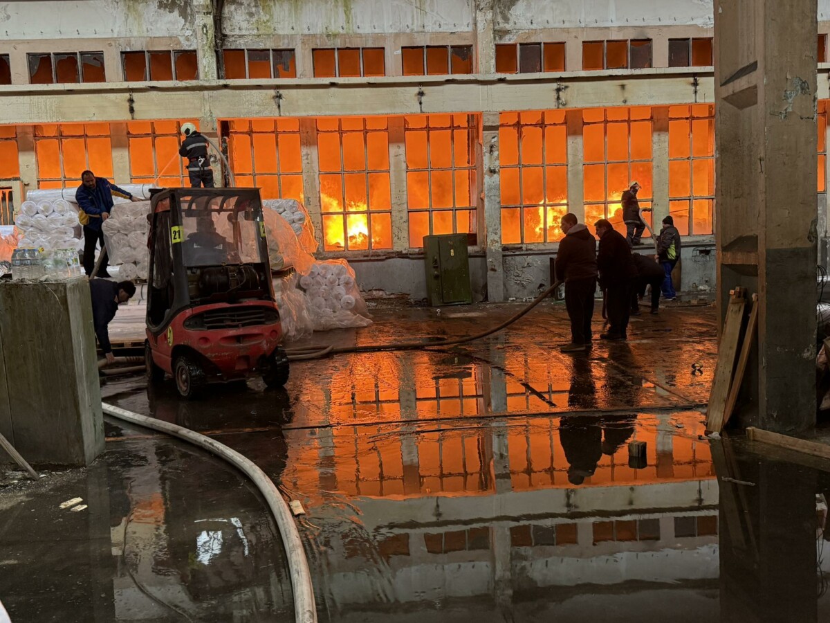 Община Троян информира че е възникнал пожар в складове на