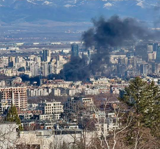 Голям пожар е пламнал преди минути в София съобщават граждани