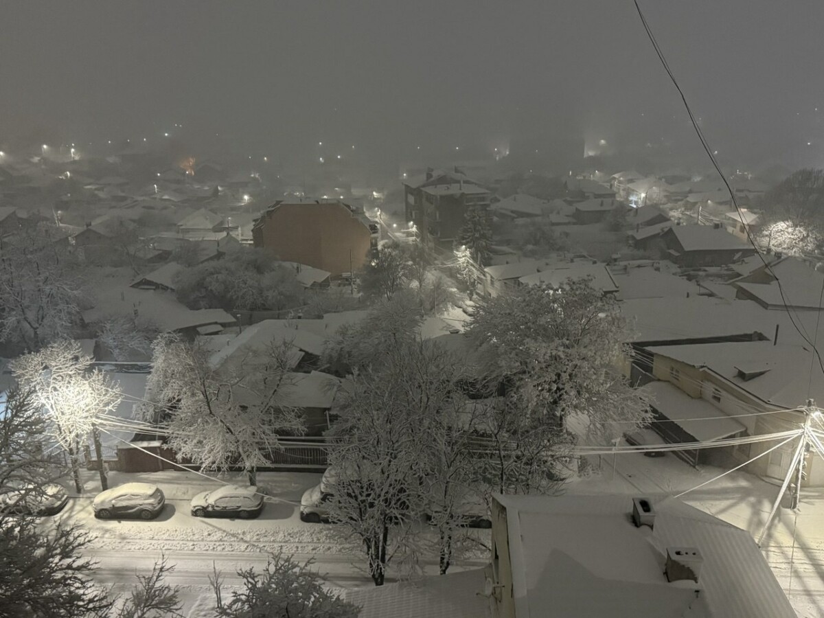 В Община Русе през цялата нощ снегопочистващите фирми работиха активно