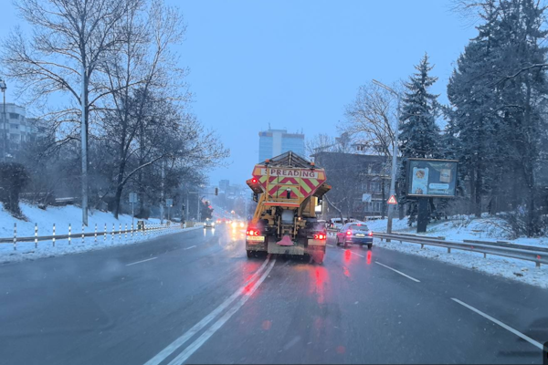 През нощта са извършени обработки със смеси против заледяване в