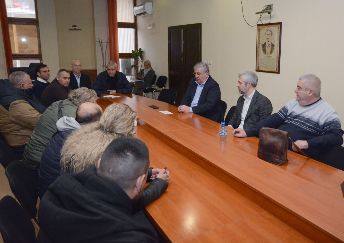 се запозна с исканията на част от наемателите на търговски