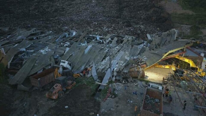 Срутване на огромно сметище във Филипините Срутване на огромно сметище във Филипините