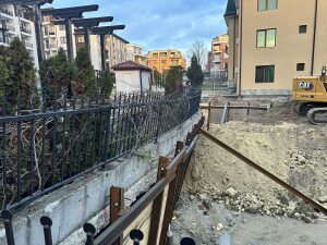 Строеж застрашава съседните сгради в Несебър? Бездействат ли институциите? (ВИДЕО) 1 Строителният обект