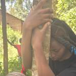 Екоактивистка Труфена Мутони прегръща дърво