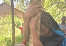 Екоактивистка Труфена Мутони прегръща дърво