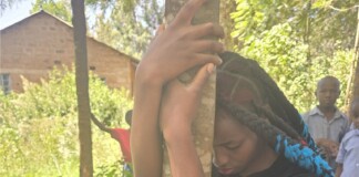 Екоактивистка Труфена Мутони прегръща дърво