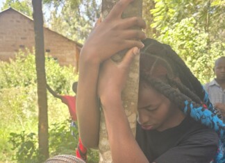 Екоактивистка Труфена Мутони прегръща дърво