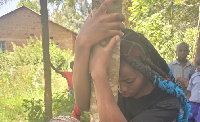 Екоактивистка Труфена Мутони прегръща дърво