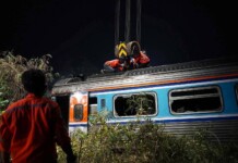 Кран се срути върху влак в Тайланд. Снимка: Facebook