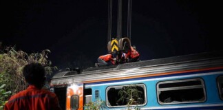 Кран се срути върху влак в Тайланд. Снимка: Facebook