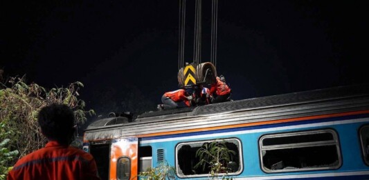 Кран се срути върху влак в Тайланд. Снимка: Facebook