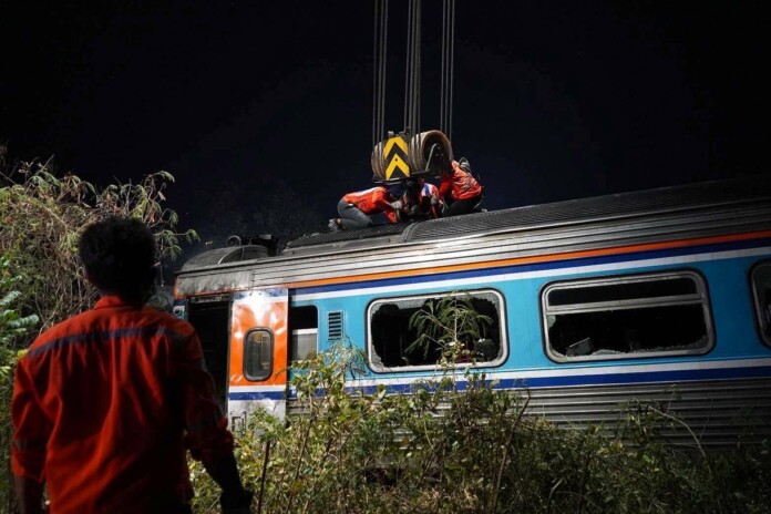 Кран се срути върху влак в Тайланд. Снимка: Facebook