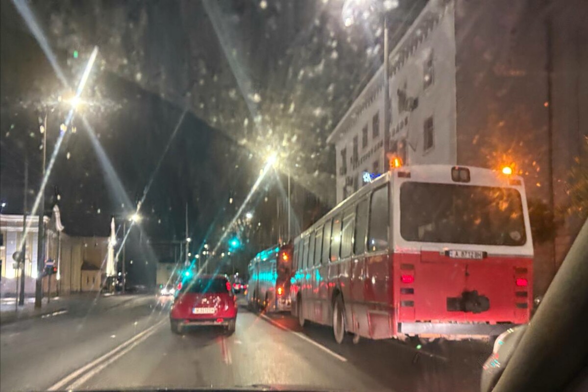 Закъсал автобус затруднява движението в центъра на Бургас Този сигнал