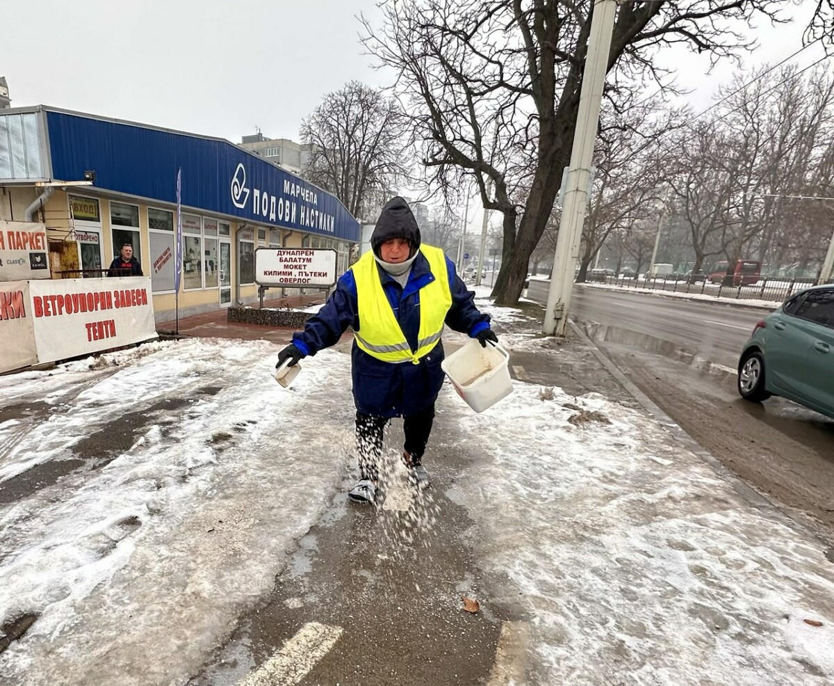 В условията на зимна обстановка в Русе продължава почистването и