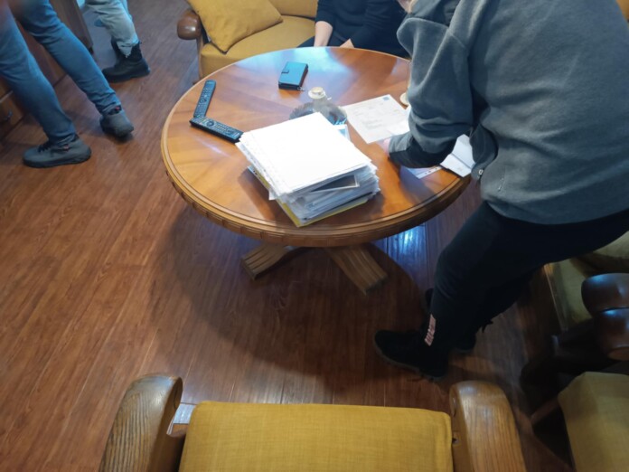 Арестите и претърсванията