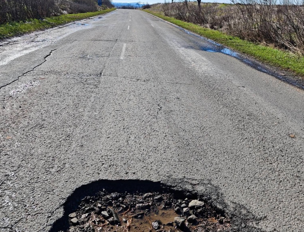 Дупка на пътя към Каблешково