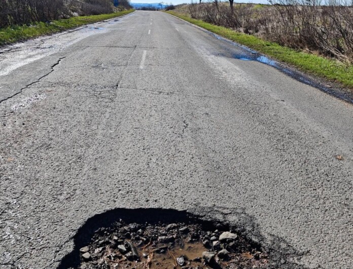 Дупка на пътя към Каблешково