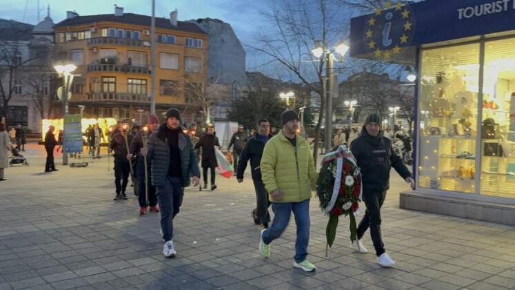 Факелното шествие