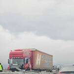 Тир помете кола на АМ „Струма“ в посока София! (СНИМКА) Катастрофата