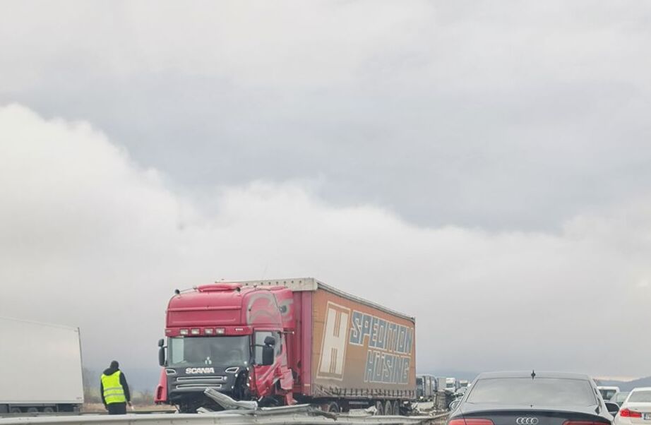 Тежкотоварен камион се е ударил в лек автомобил на автомагистрала