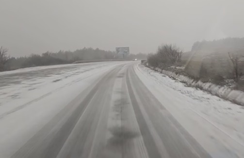 Над 515 снегопочистващи машини обработват настилките по републиканските пътища при