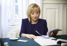 Манолова помага на граждани да залеят КЕВР с жалби срещу сметките за ток Мая Манолова