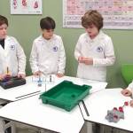 От VR до 3D принтиране: Иновативна среда за учениците в ОУ „Васил Априлов“ в Бургас Ученици в STEM центъра на ОУ „Васил Априлов“