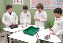 Ученици в STEM центъра на ОУ „Васил Априлов“