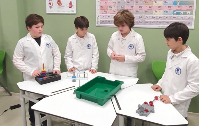 Ученици в STEM центъра на ОУ „Васил Априлов“