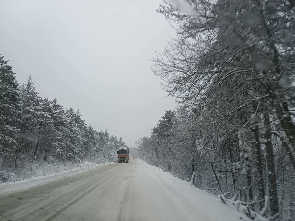 Всички републикански пътища на територията на са проходими при зимни