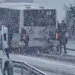 Снежен капан в София: Пътници се наложи да бутат автобус на градския транспорт Пътници бутат автобус
