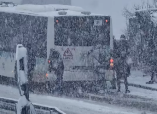 Пътници бутат автобус