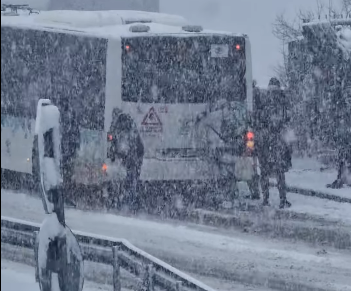 Снеговалежът в събота създаде сериозни затруднения в придвижването както в