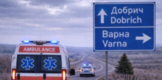 Полицейски служители ескортираха линейка с родилка