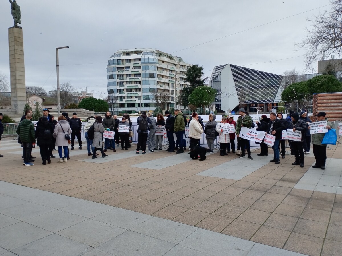 Граждани на Бургас протестират в този час пред Съдебната палата