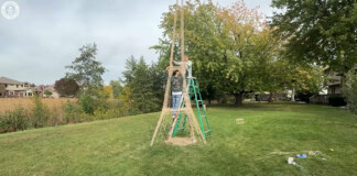 Сглобяването на кулата от клечки