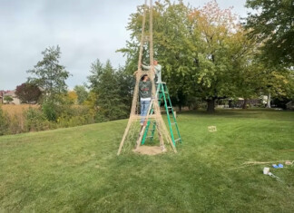 Сглобяването на кулата от клечки