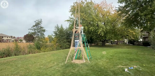 Сглобяването на кулата от клечки