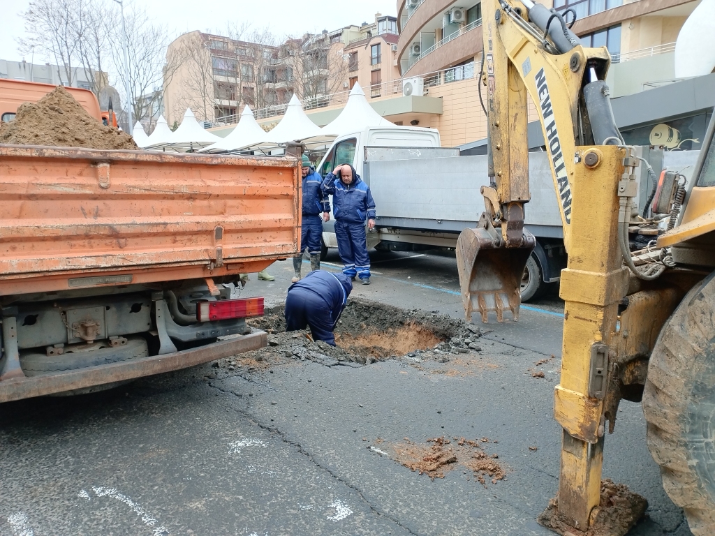 Служители на ВиК-Несебър копаят общинската улица
