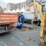 Служители на ВиК-Несебър копаят общинската улица