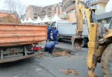 Служители на ВиК-Несебър копаят общинската улица