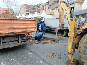 Служители на ВиК-Несебър копаят общинската улица