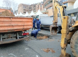 Служители на ВиК-Несебър копаят общинската улица