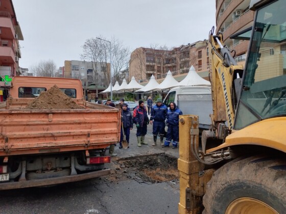 Служители на ВиК-Несебър копаят общинската улица