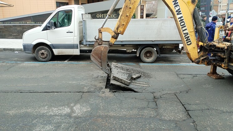 Служители на ВиК-Несебър копаят общинската улица