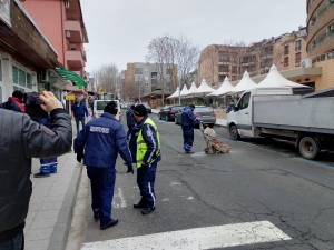 Служители на ВиК-Несебър копаят общинската улица
